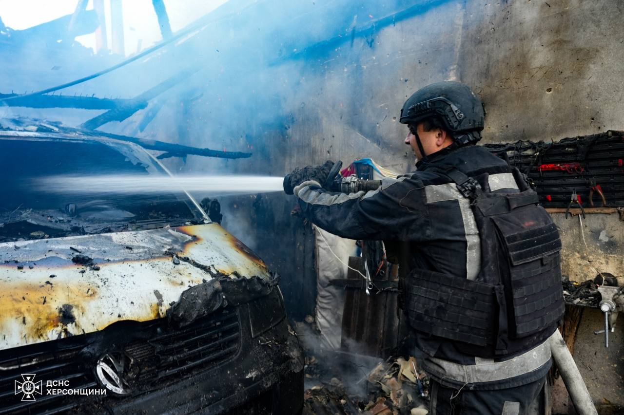 Внаслідок комбінованої атаки окупантів у Херсоні вдень виникли дві пожежі (фото)